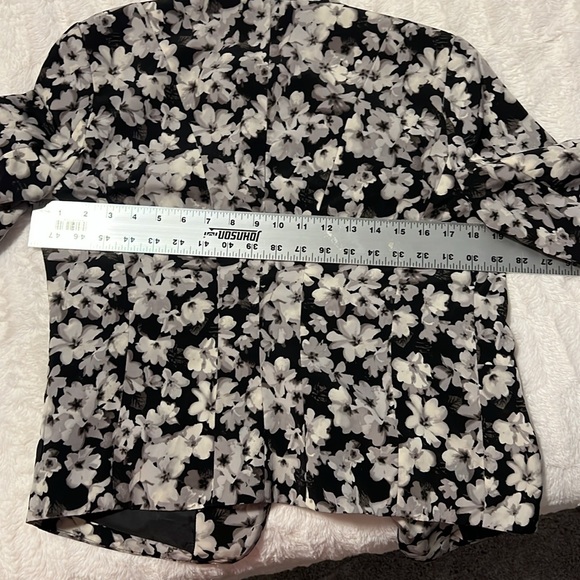 Lauren Conrad gray/black flower blazer- Size 8 - Picture 6 of 6